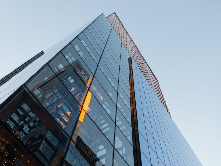 Fachada de edifício moderno com linhas e volumes bem definidos