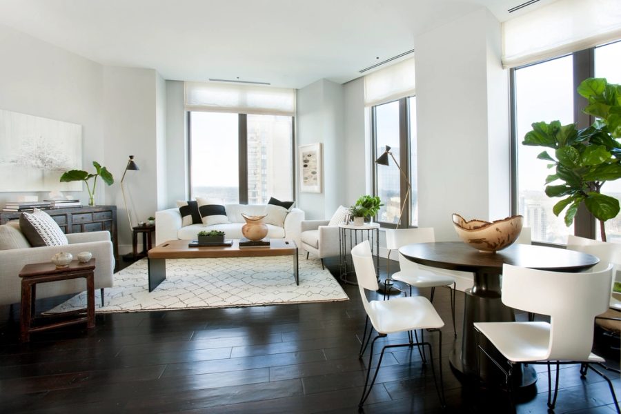 Sala de estar ampla e bem iluminada, com projeto de interiores executado