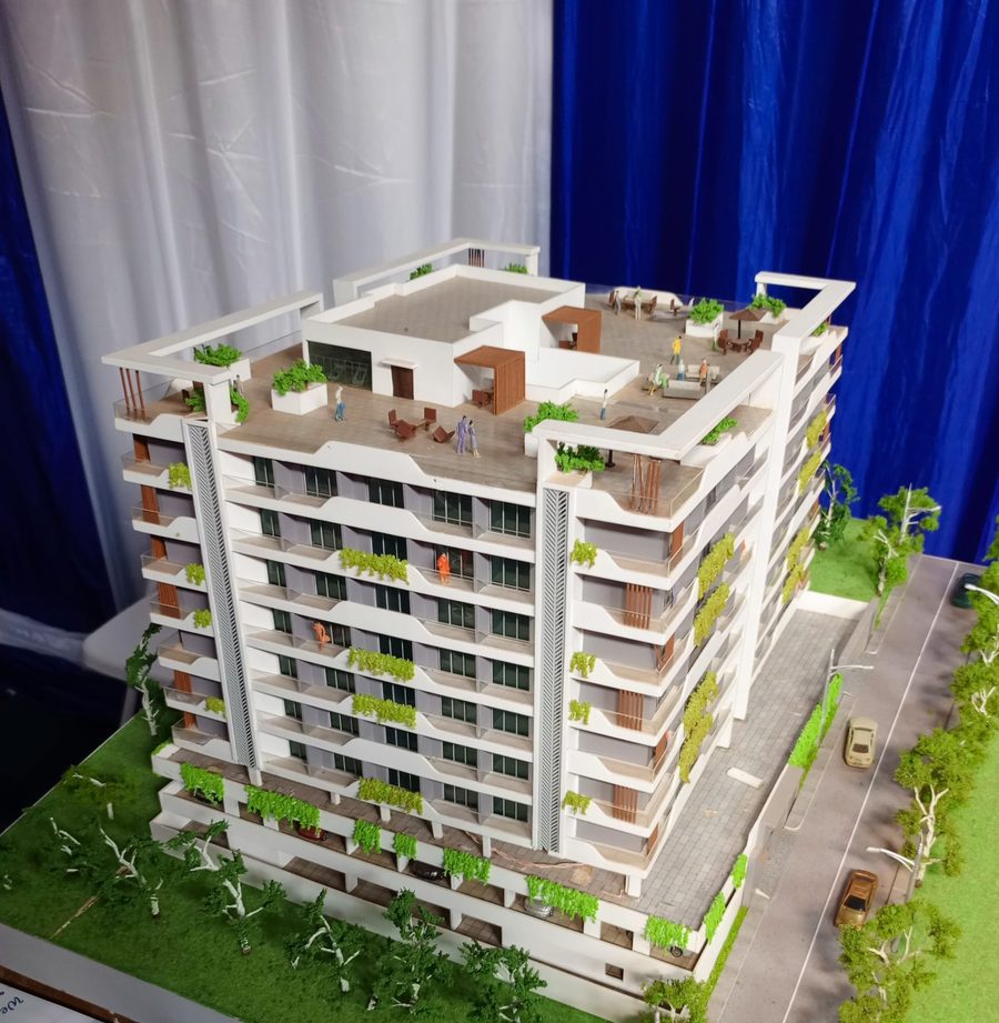 Maquete arquitetônica em escala sobre a bancada do escritório