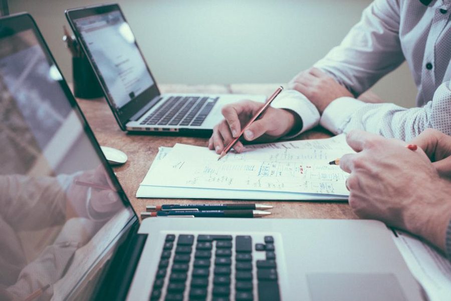 Reunião de alinhamento de projeto entre o arquiteto e a equipe da empresa